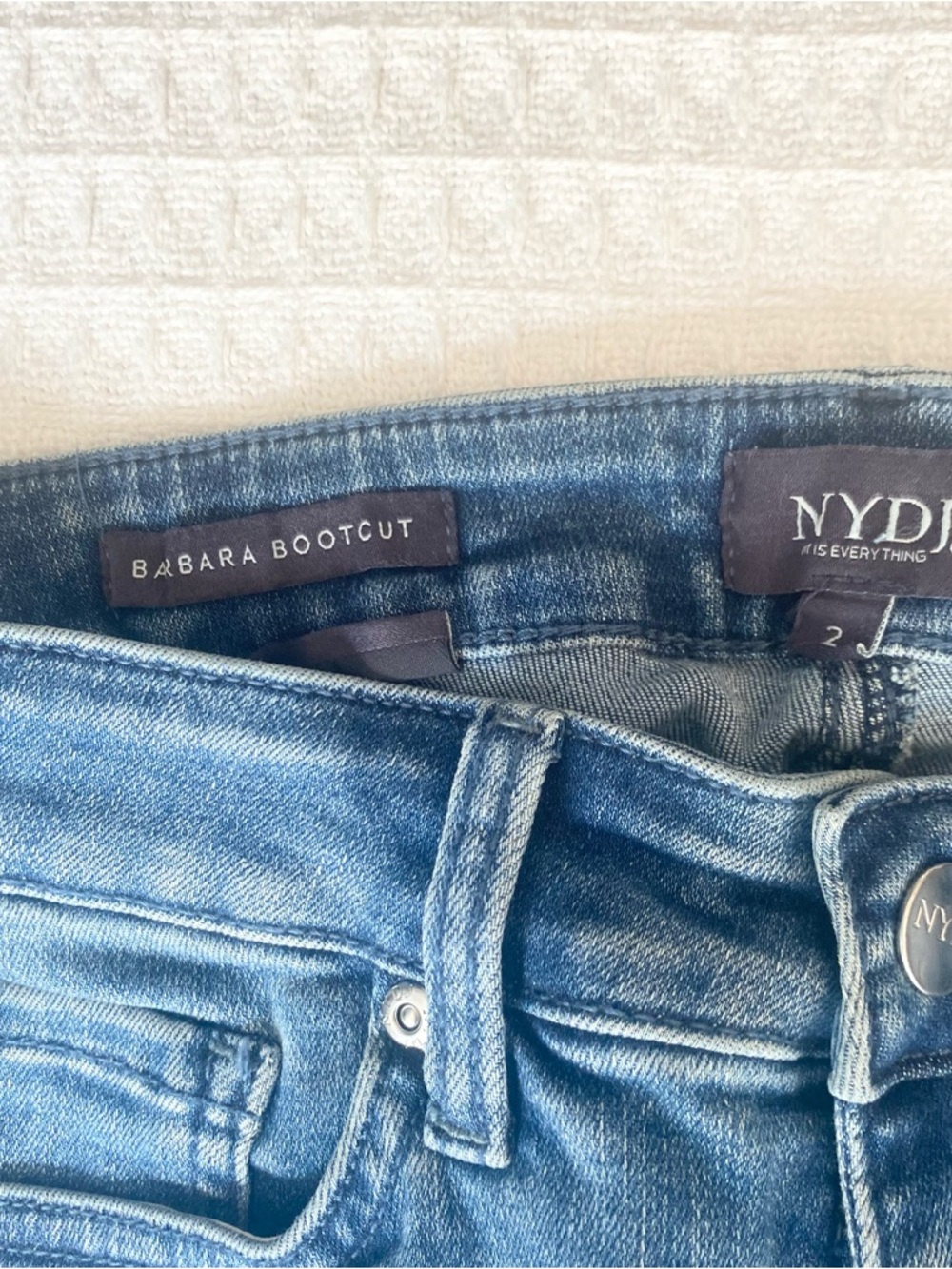 NYDJ Bootcut Jeans in Medium Blue Wash size 2 NWT - Picture 3 of 8